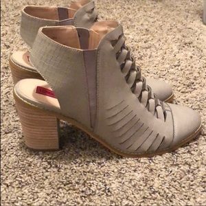 Cute cut out bootie! Perfect for Spring!